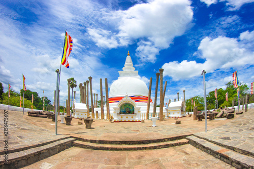 Foto Ancient Thuparamaya Stupa in Anuradhapura, Sri Lanka