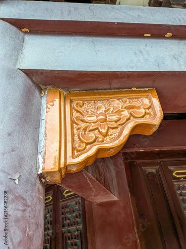 Cuadro en lienzo Ornate wooden corbel with carved floral pattern