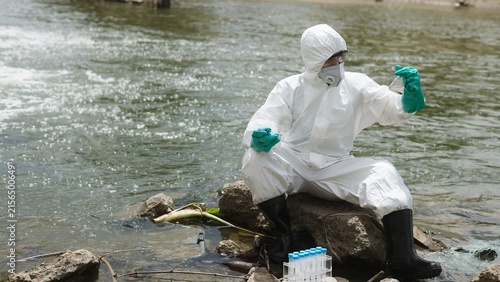 Fotografía Environmental Specialist in Hazmat Suit Examining Water Sample Flask for Polluti
