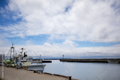 Foto Fishing boats and breakwater at Esandomari Fishing Port in Wakkanai, Hokkaido
