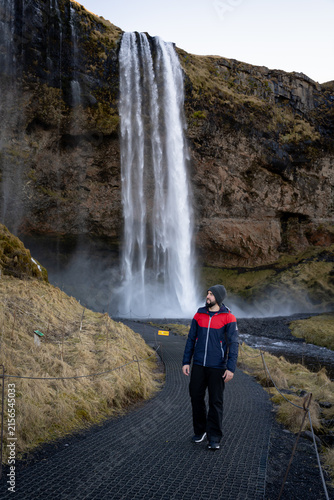 Cuadro en lienzo Male Tourist Walking and Looking Up at Seljalandsfoss Waterfall in Iceland