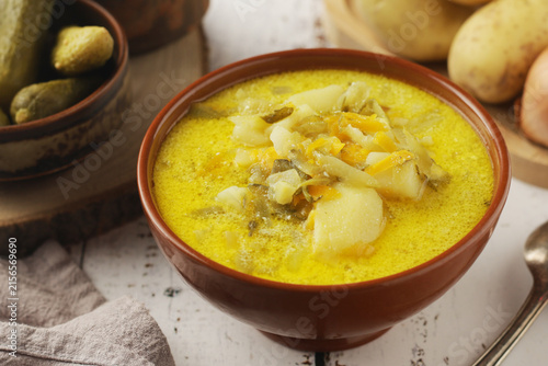 Foto A bowl with traditional soup in Poland Zupa Ogorkowa