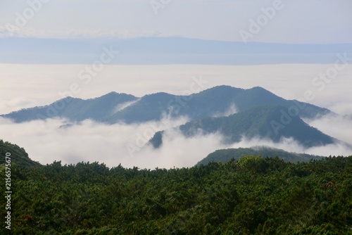 国後島と雲海・知床峠（北海道・羅臼町／斜里町）