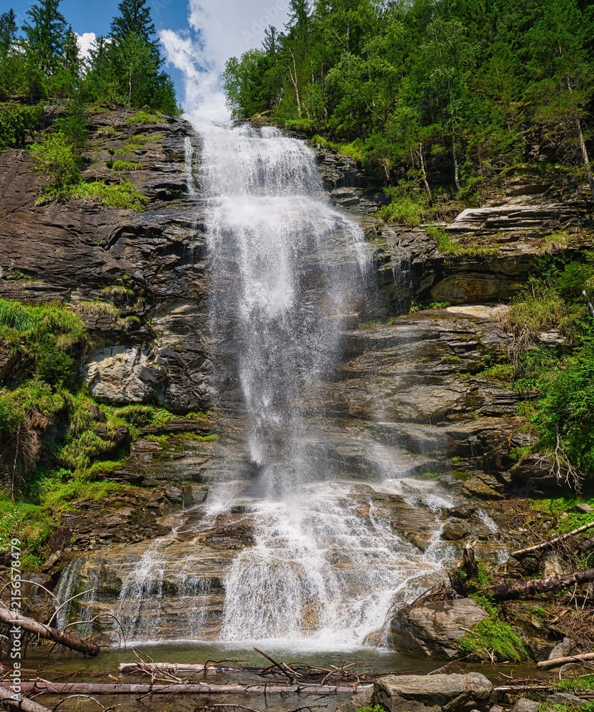Obraz premium Vertical view of Melnikfall waterfall cascading down a rocky cliff near Berghotel Malta, Austria
