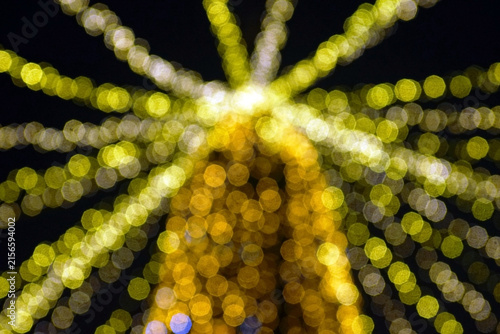 Fotografía Defocused outdoor Christmas tree with garlands radiating outward