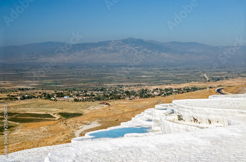 Historisches Farbfoto des Touristehotspots und UNESCO-Welterbes der Kalksinterterrassen von Pamukkale mit der sie einbettenden Landschaft im Sommer, Türkei, 04.Mai 2003