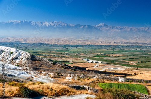 Historisches Farbfoto des Touristehotspots und UNESCO-Welterbes der Kalksinterterrassen von Pamukkale mit der sie einbettenden Landschaft im Sommer, Türkei, 04.Mai 2003