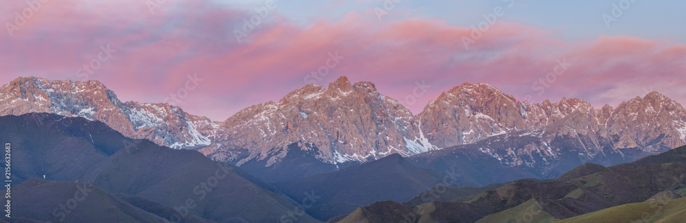 Naklejka premium Maya Snow Mountain Close-up at Dawn with Pink Morning Clouds