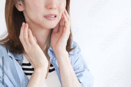 顎の痛み　噛み合わせの不調に悩む女性
