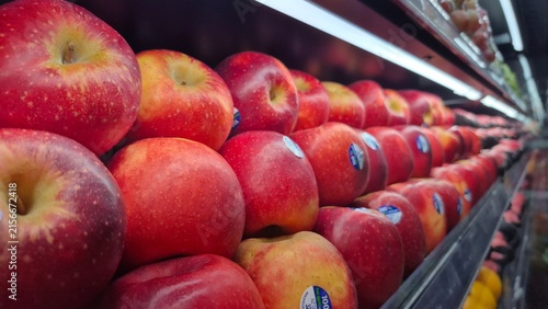 Vibrant Red Apples Artfully Arranged on Supermarket Shelf for Fresh Produce Marketing and Healthy Eating Campaigns