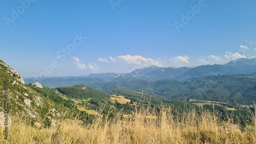 Le Pog de Montségur et le Pays d'Olmes vus depuis les ruines du château de Roquefixade (Pyrénées ariégeoises, Occitanie)