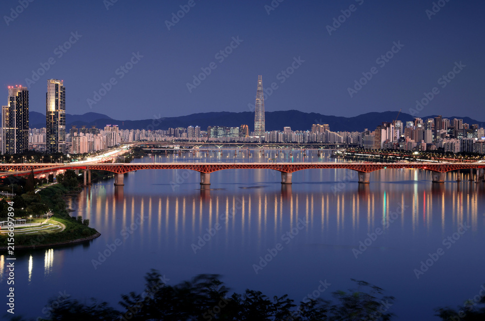 Fototapeta premium 놀빛광장,중랑천,한강,성수대교,강변북로,트리마제아파트,롯데월드타워,성동구,서울