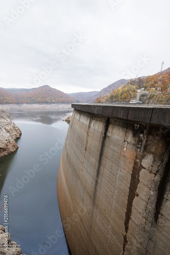 Foto Vidraru Dam stands as a stark reminder of the ongoing energy crisis, showcasing