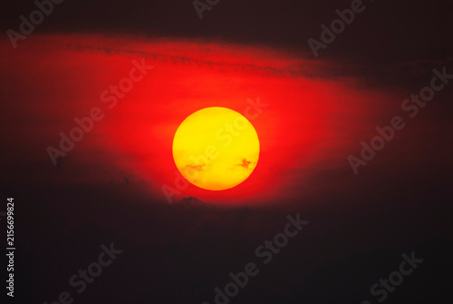 Tramonto rosso infuocato dietro le nuvole
