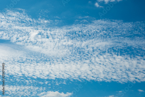 Foto Dense cirrocumulus clouds forming a white rippled texture on a bright blue sky