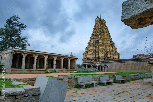 Cuadro en lienzo The Hindu Virupaksha Temple at Hampi India