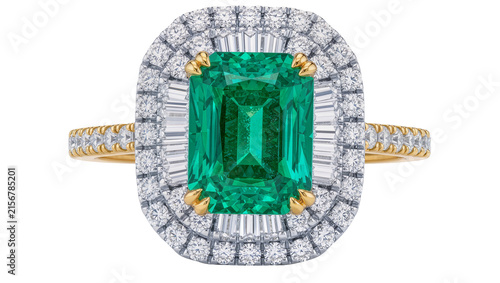 Foto Emerald and diamond halo ring with gold band, isolated on transparent background