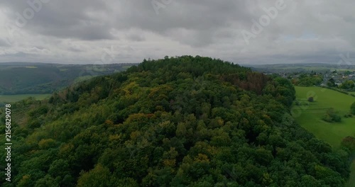 Kontrastreiche Kulturlandschaft: Aussichtspunkt und dichte Wälder von oben