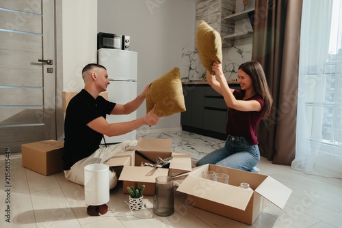 Obraz na płótnie Young couple having fun unpacking in new apartment