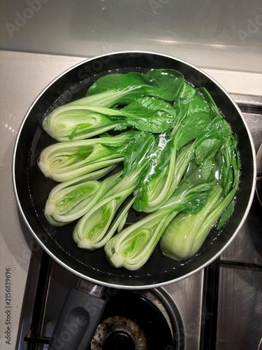 Canvastavla Boiled bok choy in a big cooking pan.