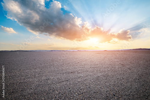 Canvastavla Vast empty gravel desert under a dramatic sky with bright sunbeams in Xinjiang,