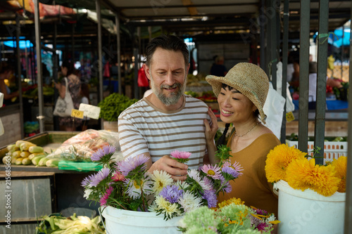 Canvastavla Smiling Couple Buying Flowers At Outdoor Farmers Market — Asian Woman And Man En