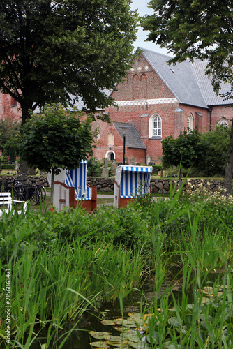dorfteich, strandkörbe und friesendom in nieblum