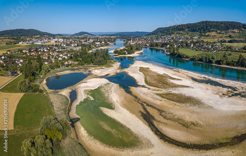 Foto Historical record of  low water on the Lower Rhine river with view of Islet Werd and city Stein am Rhein from drone view, due to continueous heat and drought in Summer 2026
