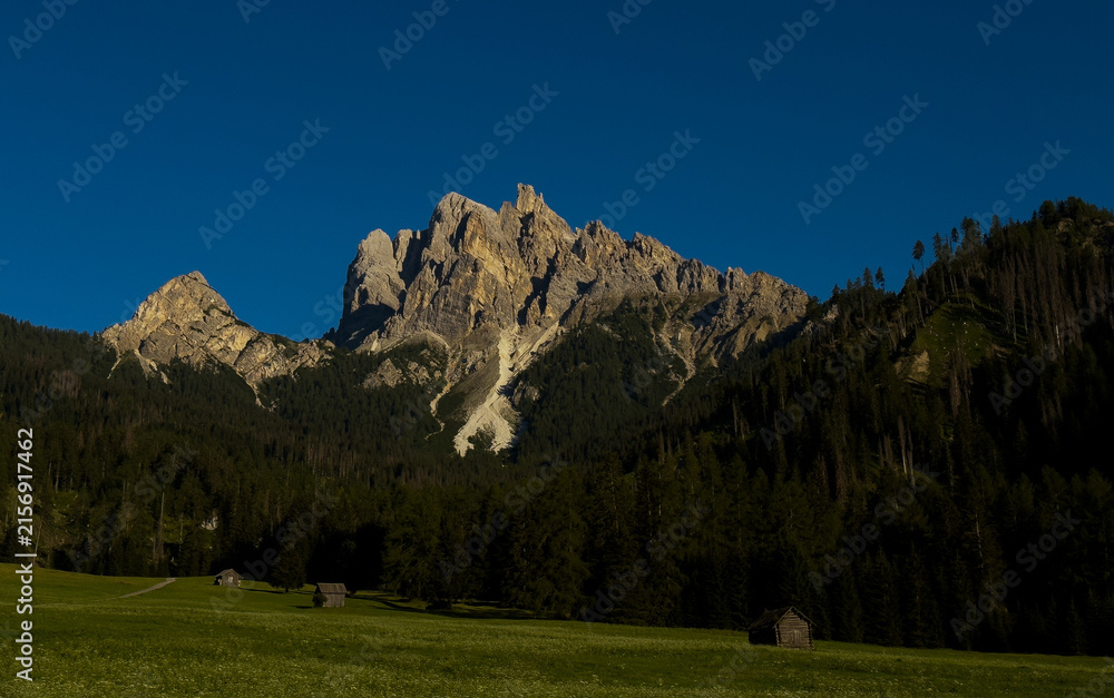 Obraz premium beautiful scenery of a mountain landscape under the sunlight