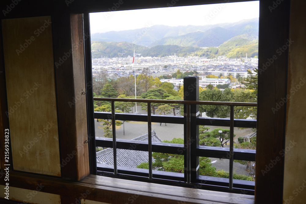 Fototapeta premium 日本の高知県にある高知城のベランダ、格子戸からの城下町の眺め。