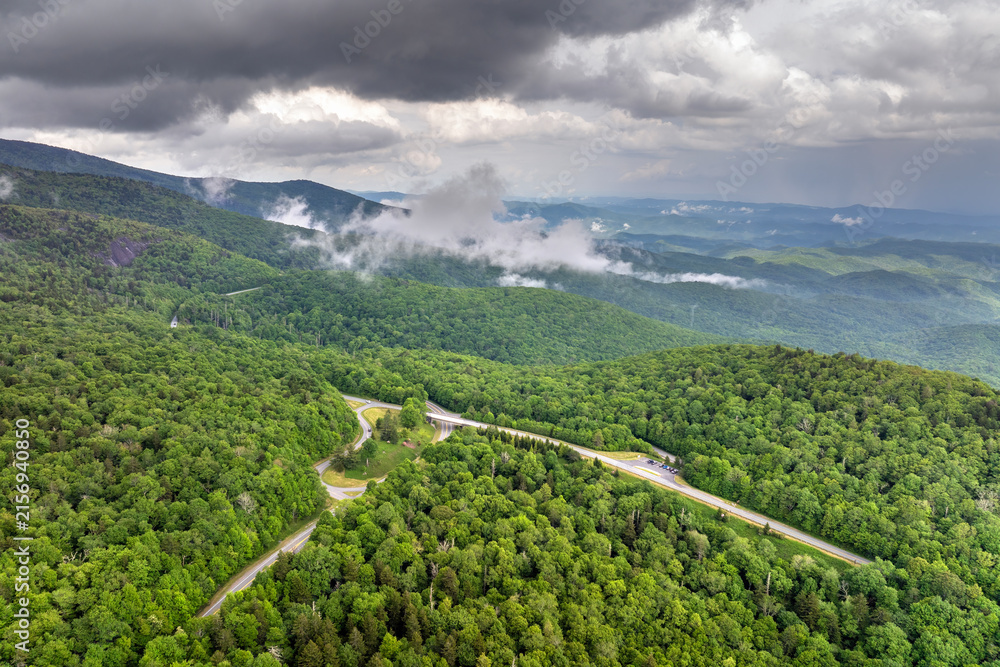 Obraz premium Road trip travel in Appalachian mountains. Beacon Heights parking lot overlook on parkway with woods nature in summer season. Beautiful nature of North Carolina