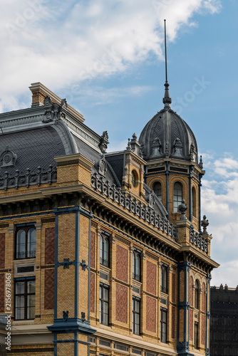Cuadro en lienzo Historic side pavilion with patterned brickwork and domed tower at Nyugati Railw