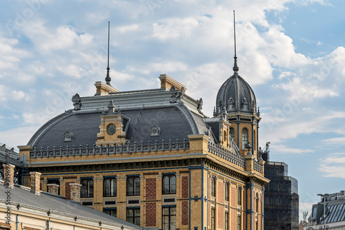 Foto Historic upper pavilion with clock, slate roof and domed tower at Nyugati Railwa