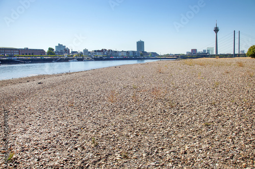Obraz na płótnie Düsseldorf, Niedrigwasser im Rhein