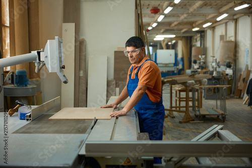 Fotografie Experienced craftsman carefully operates cutting devices to ensure flawless resu