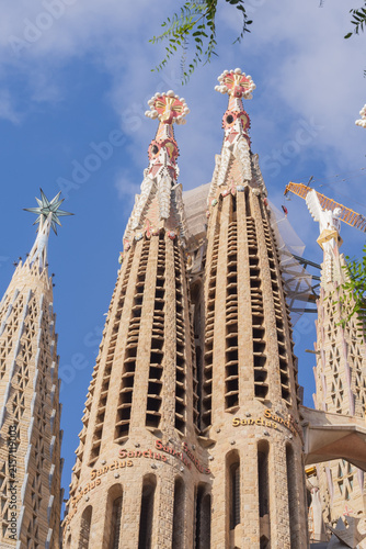 Quadro su tela View of the monumental towers and decorative architecture of the Sagrada Familia in Barcelona, a world famous tourist attraction and architectural landmark designed by Antoni Gaudi
