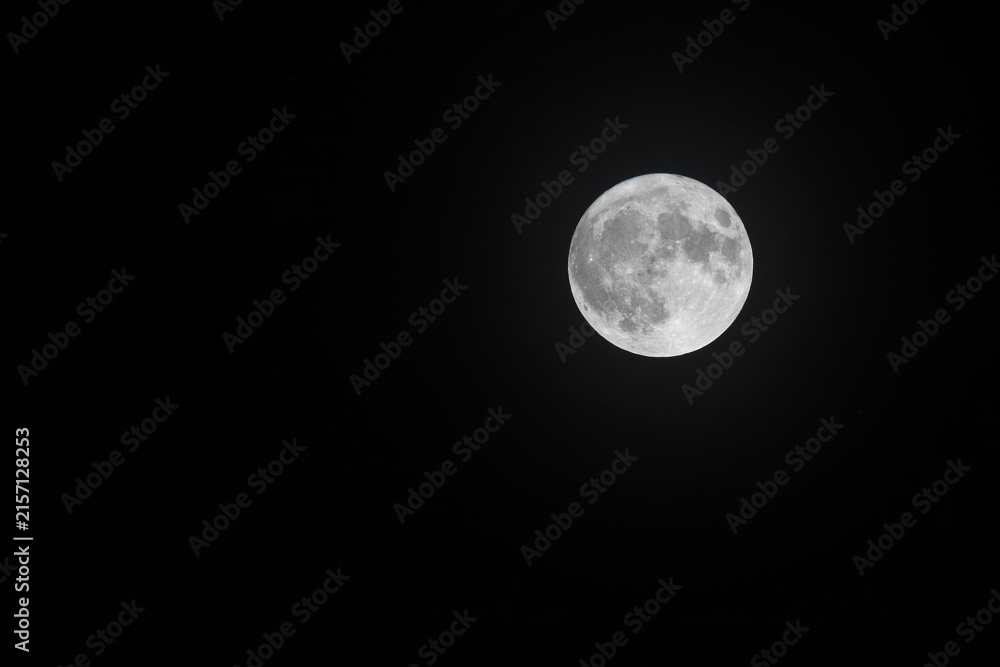 Obraz premium A close up of the full moon shines in the night sky with ample space for text or design.