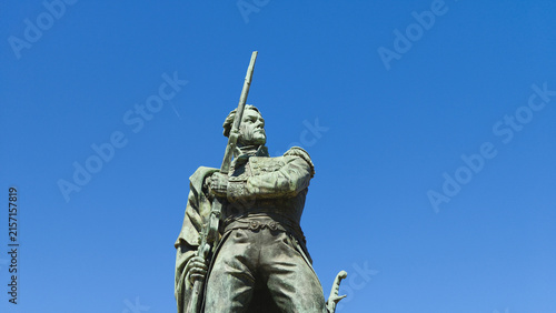 Canvastavla Bronze statue of Marshal Michel Ney with a rifle against a clear blue sky