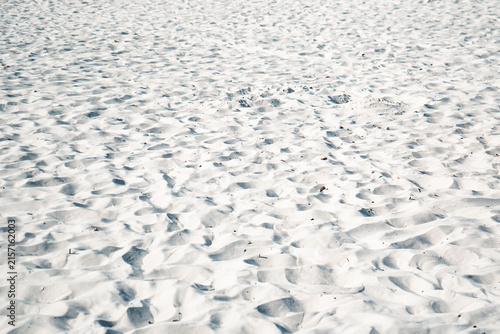 фотографія Close-up texture of fine white sand dunes with subtle shadows and highlights