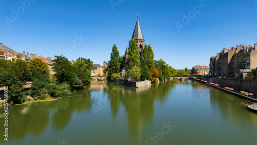 Canvastavla Temple Neuf standing on an island in the Moselle River with its reflection