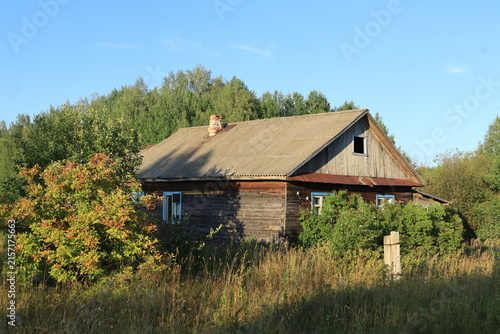 Foto Abandoned, uninhabited houses in old villages from the time of collective farms and collectivization in the Soviet Union