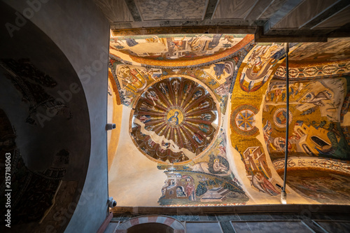 Canvastavla Gilded dome radiates light through circular windows