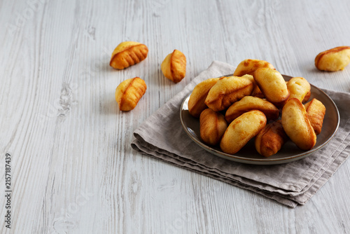Bild auf Leinwand Homemade Sweet French Mini Madeleines on a Plate, side view