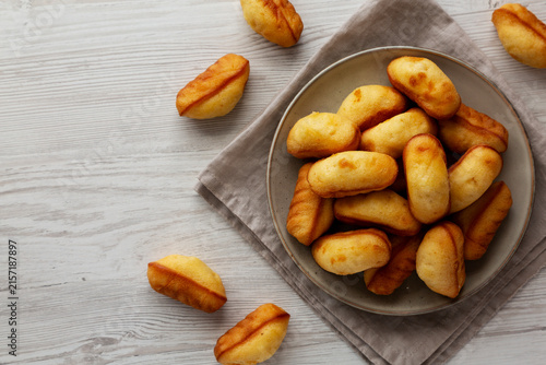Foto Homemade Sweet French Mini Madeleines on a Plate, top view
