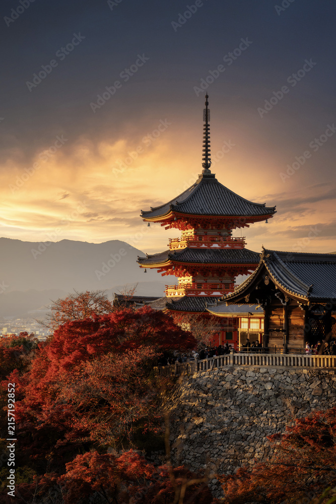 Fototapeta premium Kiyomizu-dera Temple pagoda in Kyoto during autumn foliage in Japan 2025