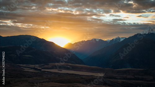Fotografía Sacred Valley mountains in Peru during golden hour 2025