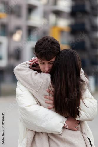 Foto A heartfelt embrace outdoors showcasing human feelings of comfort and support se