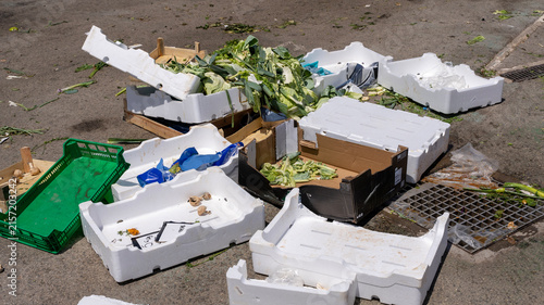Foto Discarded Vegetable Crates and Food Waste at an Outdoor Market