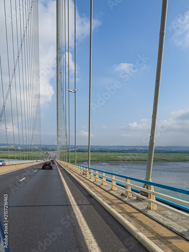 Картината върху платно Viajando por la costa de la Normandía Francesa por un puente con carretera asfal