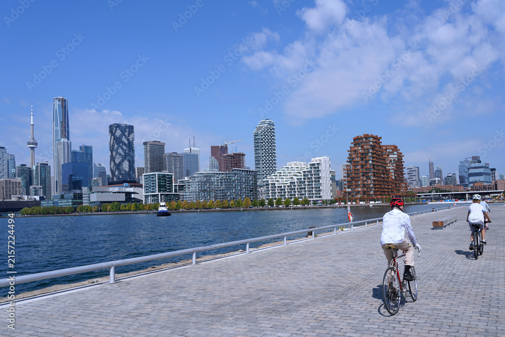 Fototapeta premium Toronto waterfront bike path going through Biidaasige Park